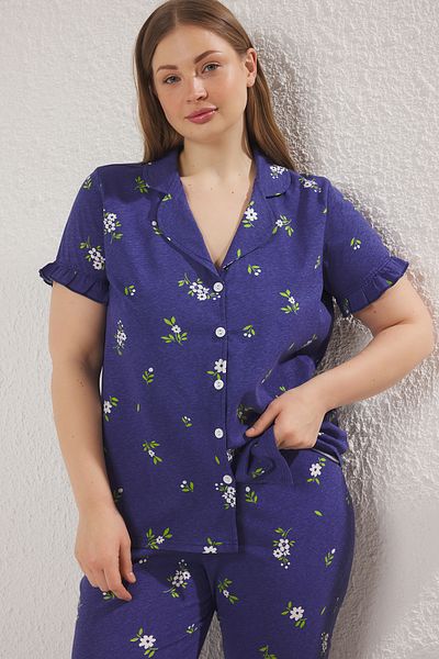 Trendyol Curve Marineblaues Pyjama-Set mit Blumendruck und Rüschenärmeln – Hemdkragen TBBSS25AI00001