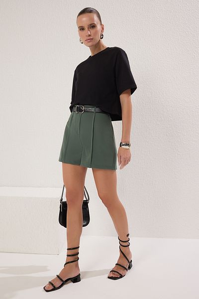 Trendyol Collection Grüne, gerippte, detaillierte, gewebte Shorts TWOSS23SR00079
