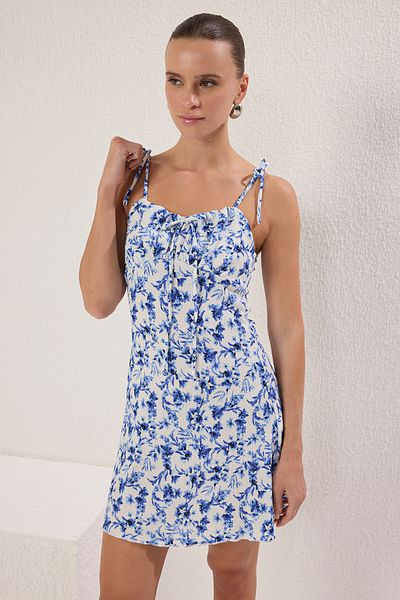 Trendyol Collection Modré mini pletené šaty s květinovým potiskem s omotanými ramínky - Twoss25El00237