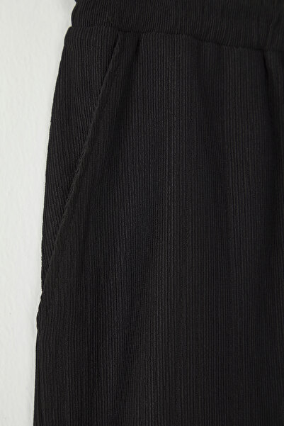 Kolekcia Trendyol Flexibilná zavinutá tkanina – čierne šortky Regular Fit a Bermudy TMNSS25SR00006