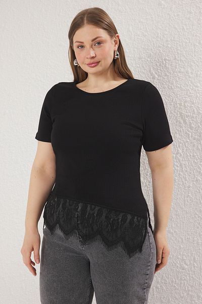 Trendyol Curve Schwarzes, körperbetontes Camisole-Strickbluse in Übergröße mit Spitze TBBSS25AF00098