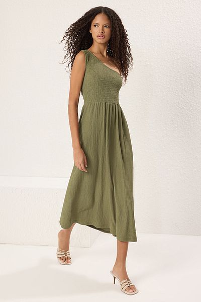 Trendyol Collection Khaki Midi kötött ruha - egyujjú, egyenes, ráncos textúrájú TWOSS25EL00540