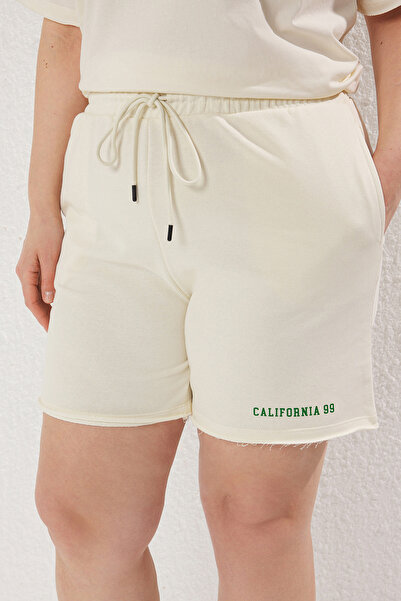 Trendyol Curve Nagy méretű Stone Color szlogen póló és rövidnadrág szett - TBBSS25CP00004