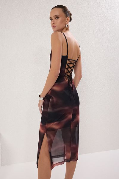 Trendyol Collection Černé elastické midi tužkové šaty se čtvercovým výstřihem - ramínka s tylovým detailem přiléhavým na těle TWOSS22EL00726