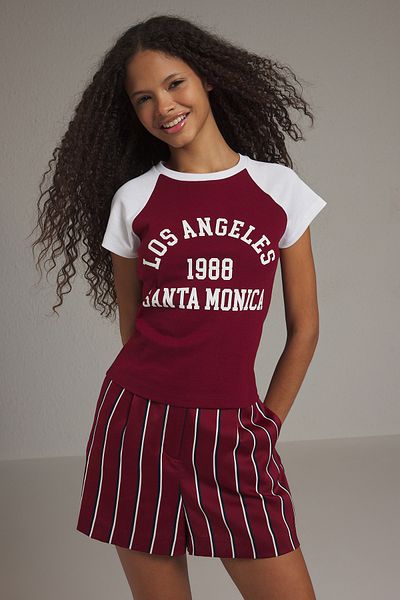 Trendyol Collection Burgunderfarbenes Slogan-Strick-T-Shirt – TWOSS25TS00107