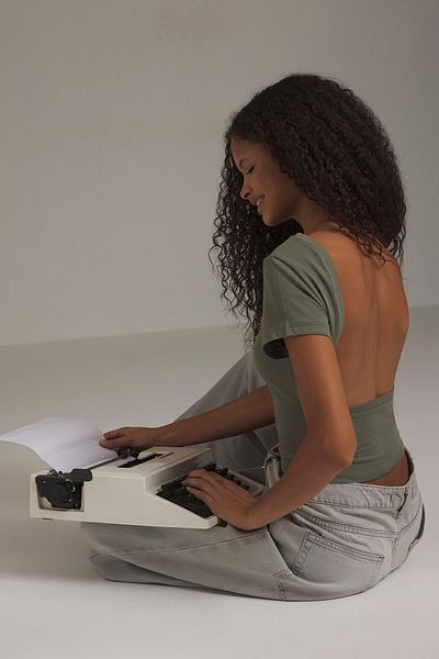Trendyol Collection Εύκαμπτη βαμβακερή μπλούζα χακί Crop - Χαμηλή πλάτη, TWOSS23BZ00912