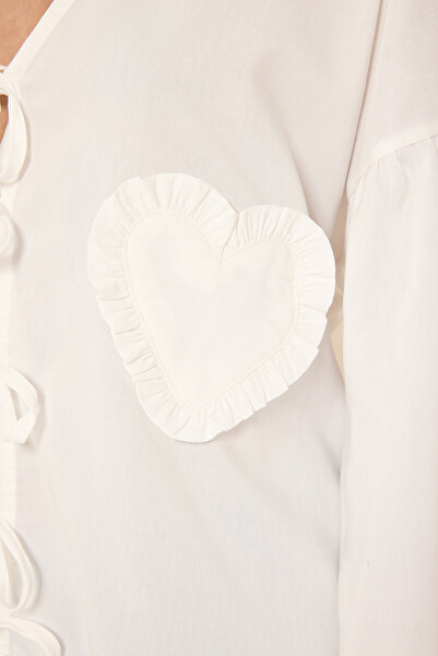 Trendyol Collection Λευκή μπροστινή υφαντή μπλούζα με κορδόνι με κέντημα καρδιάς TWOSS25BZ00109