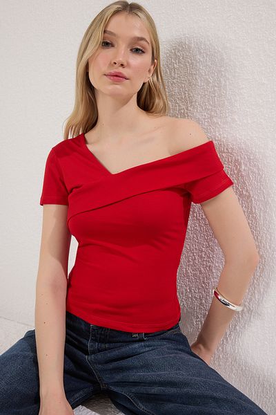 Trendyol Collection Rote Strickbluse mit asymmetrischem Ausschnitt – körperbetont, TWOSS25BZ00381