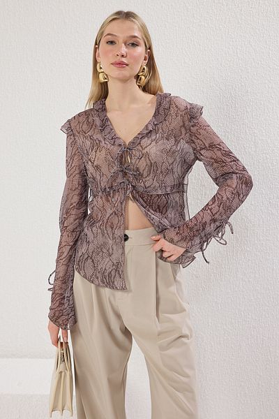 Trendyol Collection Transparente Chiffonbluse mit Schlangenmuster und Bindedetail – TWOSS25BZ00427