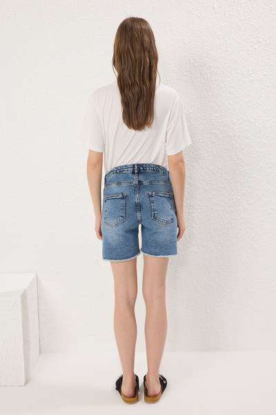 Trendyol Collection Pantaloni scurți albastru din denim de maternitate cu părți elastice TBBSS25AP00029