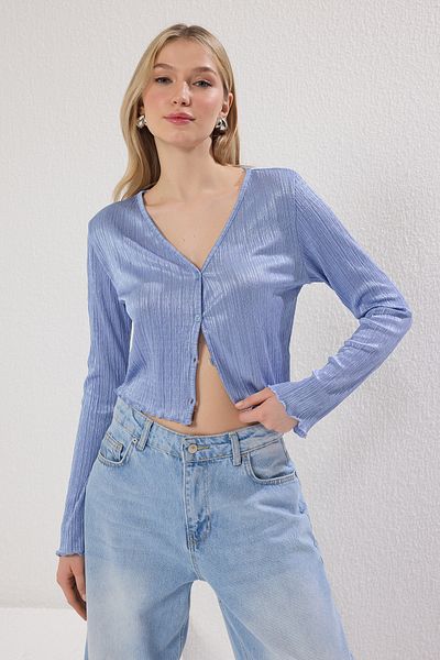 Trendyol Collection Hellblaue, plissierte, geknöpfte, dehnbare Strickbluse TWOSS25BZ00269
