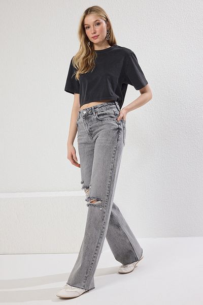 Trendyol Collection Graue, zerrissene, detaillierte Jeans mit normaler Taille und weitem Bein TWOSS25JE00216