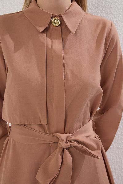 Trendyol Modest Braunes, gewebtes Kleid mit Windjacke und Knopfdetail und Gürtel TCTSS25EB00099