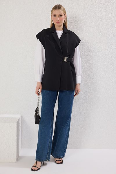 Trendyol Modest Schwarze zweireihige Weste aus gewebtem Stoff mit Verschluss und Schnallenzubehör TCTAW25YL00004