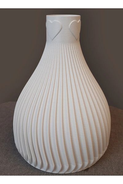 3D Brothers Artistic Heart Vase with Contemporary Mode Detailing