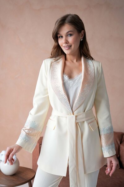 nodilife Kuşaklı Yaka ve Kol İşlemeli Kadın Takım Elbise Ekru