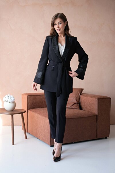 nodilife Kuşaklı Yaka ve Kol İşlemeli Kadın Takım Elbise Siyah