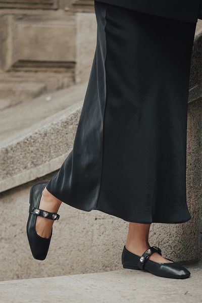 Marjin Schwarze Ballerinas für Damen – Elora mit stumpfer Zehenpartie und Steindetail