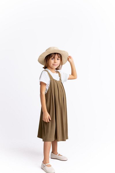 Oliven The Kid Ленена рокля за момиче с бродирани презрамки, карамелен цвят