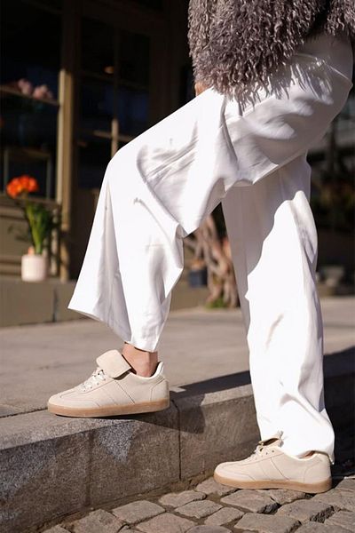 Marjin Pantofi de damă din piele intoarsa bej - Pantofi sport retro Vinas cu detaliu limba