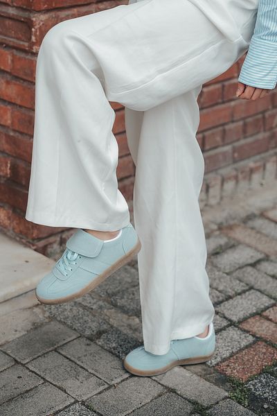 Marjin Vinas Retro-Sneaker aus blauem Wildleder – Damen-Sportschuhe mit Zungendetail