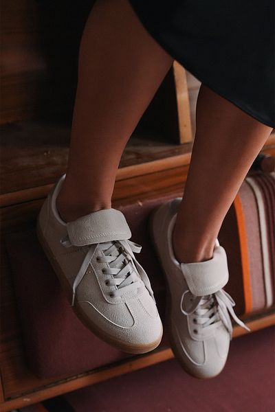 Marjin Damen-Sneaker aus grauem Wildleder – Retro-Sportschuhe mit Zungendetail