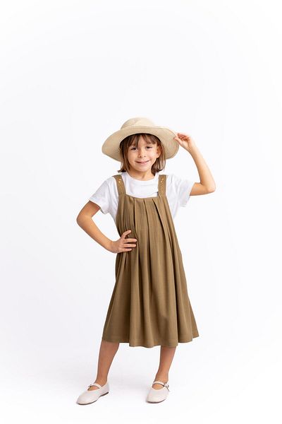 Oliven The Kid Ленена рокля за момиче с бродирани презрамки, карамелен цвят