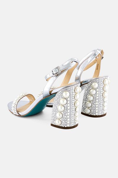 Betsey Johnson صندل نسائي Sb Lexi قابل للتعديل، فضي