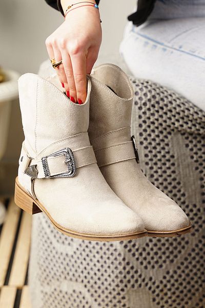 İmerShoes Καθημερινές γυναικείες μπότες μπεζ σουέντ με οβάλ πόρπη με λεπτομερή οδοντωτή σόλα Cowboy μπότες 281
