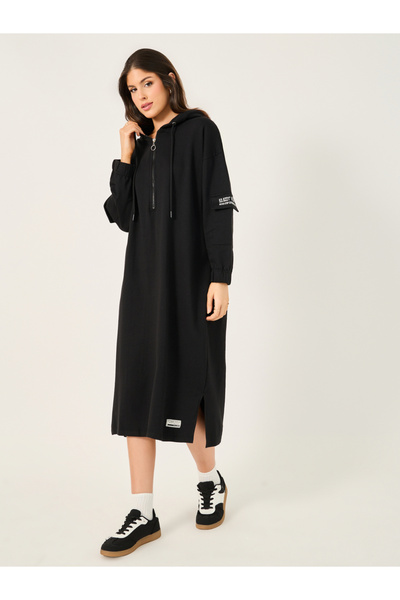 Styli فستان متوسط الطول بغطاء رأس وتفاصيل شارة