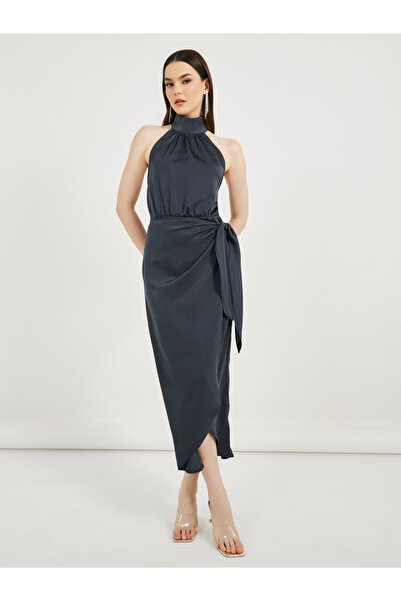 Styli فستان ميدي ملفوف بفتحة رقبة على شكل هالتر مع تفاصيل رباط