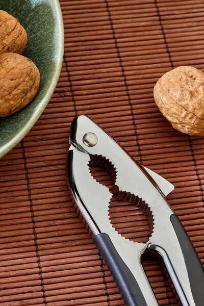 Milenay Professional Shark Design Walnut Nut Crusher, Stainless Metal Nuts Crushing Machine