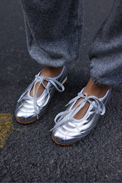 ANGELİNA JONES Names Women's Silver Laces Detail Sneaker