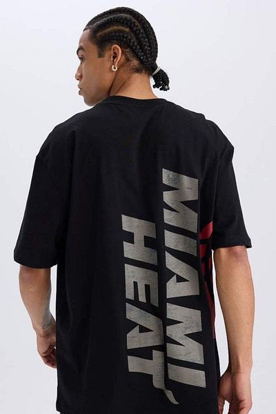 DeFacto Νέα σεζόν DeFactoFit NBA Miami Heat Oversize Φαρδιά Μορφή Ποδηλατικής λαιμόκοψης με στάμπα στην πλάτη