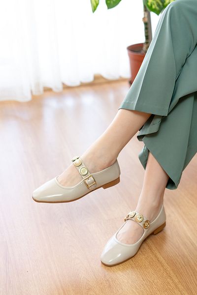 DİVOLYA Myra Beige Patent Leather Bareti Accessory (1 cm Heels) Round Toe Babet