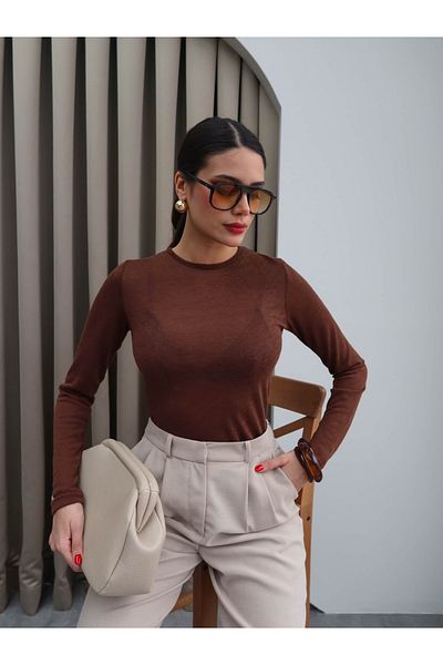 ESRAHELVACI Διαφανές σώμα με λαιμόκοψη
