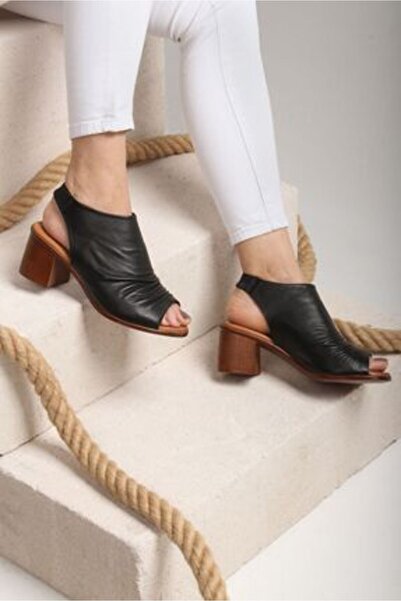 Castle Black 4579 صندل نسائي مريح بكعب قصير من الجلد الطبيعي