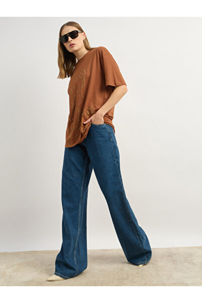 Styli تي شيرت طويل الأكمام برقبة دائرية وطبعة جرافيكية