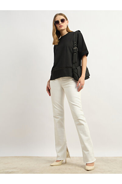 Styli تي شيرت سادة برقبة دائرية وقصّة مربعة مع تفاصيل حواف من الدانتيل