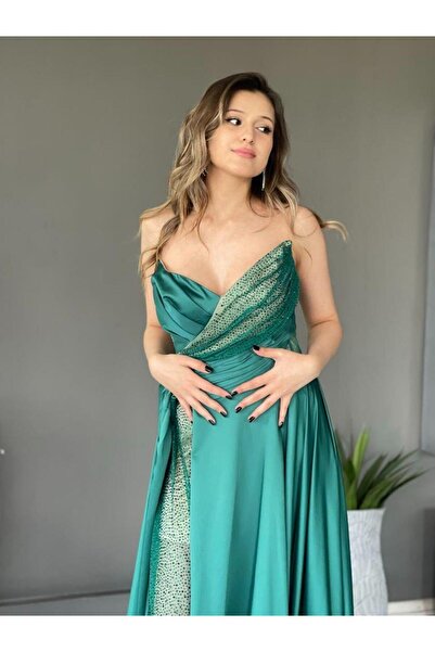 Kaleiçi Yıldızlar Zümrüt Yeşili Kedi Yaka Gögüsü Taşlı Yandan Pelerinli Yeni Sezon Abiye Elbise Ht7303 7303