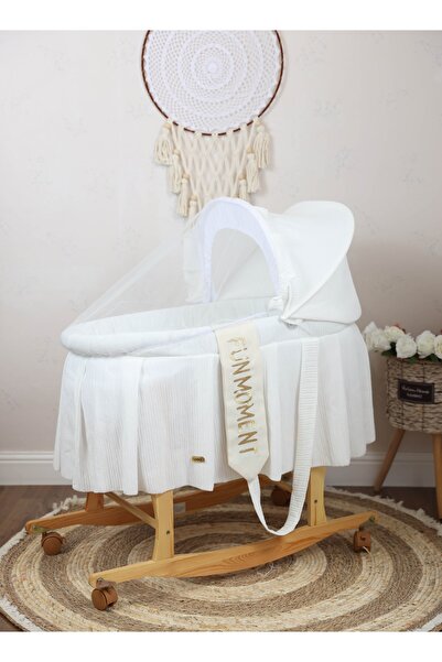 Fun Moment سلة المهد مع حامل خشبي بعجلات