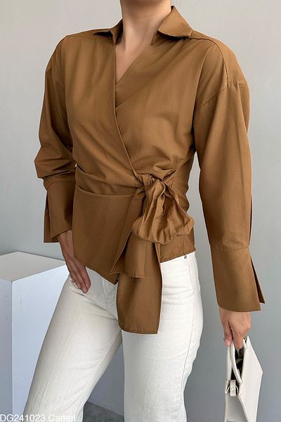Qu Style قميص بلون أسمر مع ربطة جانبية مستقيمة