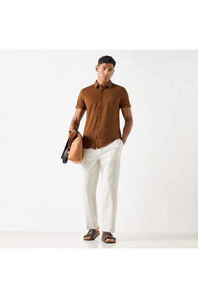 Iconic قميص بقصّة Slim Fit ومُحكم الغلق بأكمام قصيرة وأزرار