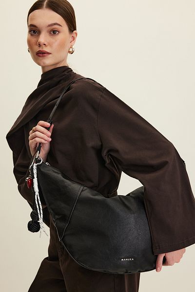 Manuka Černá oválná crossbody kabelka z měkké kůže