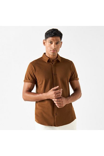 Iconic قميص بقصّة Slim Fit ومُحكم الغلق بأكمام قصيرة وأزرار