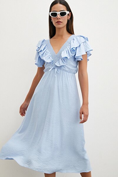 TRENDQUEL Μπλε λινό φόρεμα - λαιμόκοψη σε σχήμα V, λεπτομέρεια με βολάν και γ...