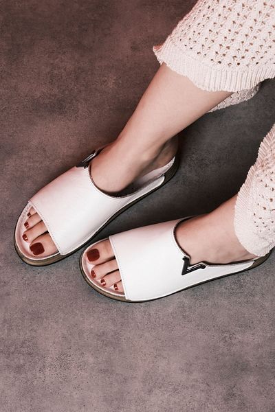 Lal Shoes & Bags Papuci de damă Badeni din piele naturală cu cataramă în V-alb