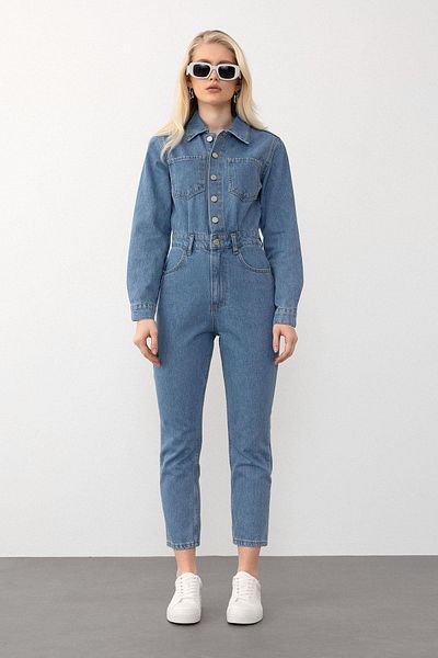 Olcay Blauer, detaillierter, geknöpfter Denim-Overall mit Taschen, Modellnummer 9270