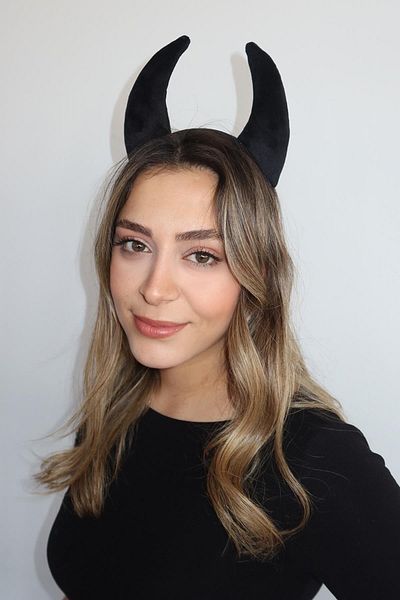 TAKIŞTIR تاج بتفاصيل قرن أسود اللون