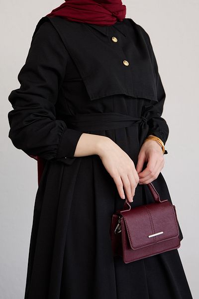 InStyle Schwarzes Bolero-Kleid mit Knopfdetail